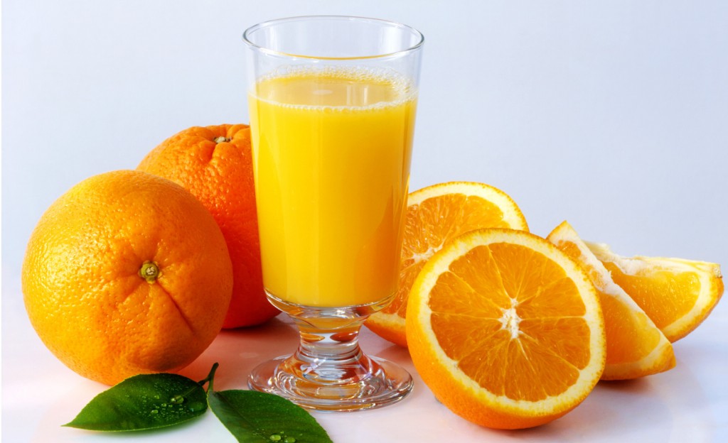 Os 21 benefícios do suco de laranja para saúde