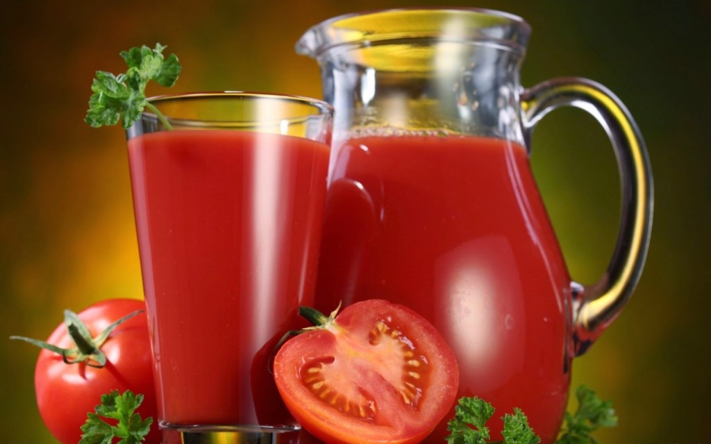 Suco de tomate com limão para aliviar a menopausa (como fazer e receitas)