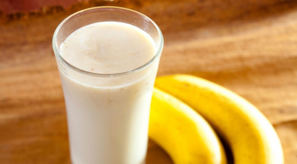 Vitamina de banana com mamão para combater a insônia (e como fazer)