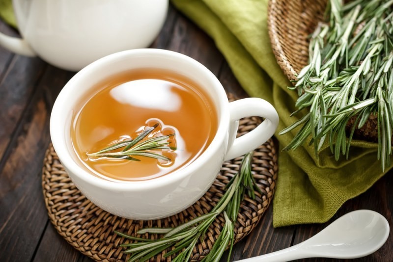 chá de alecrim para cólicas mestruais
