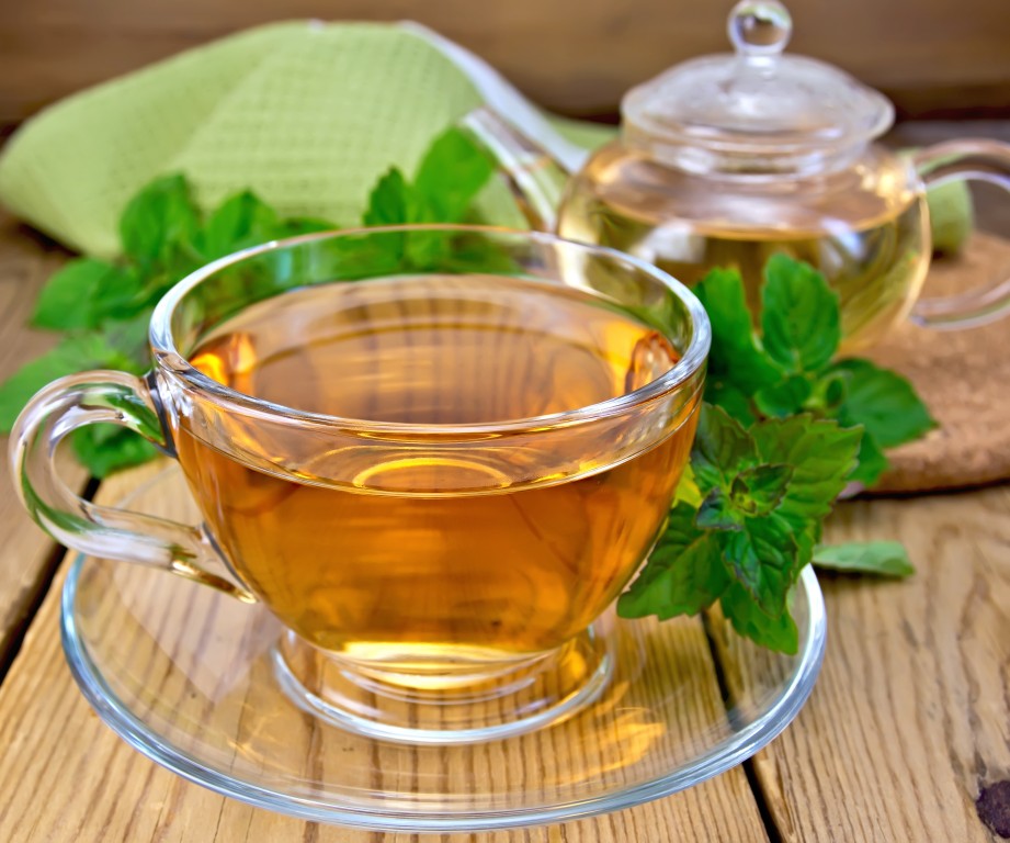 Chá de erva cidreira para tratar a gastrite: como fazer, receitas e dicas