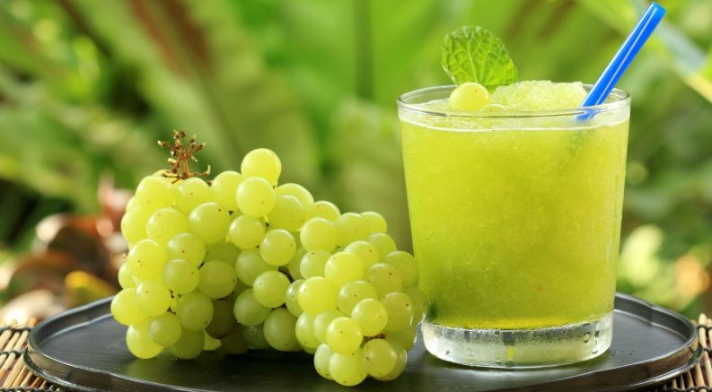 Suco de couve com uva e morango para eliminar toxinas do corpo (e como fazer)