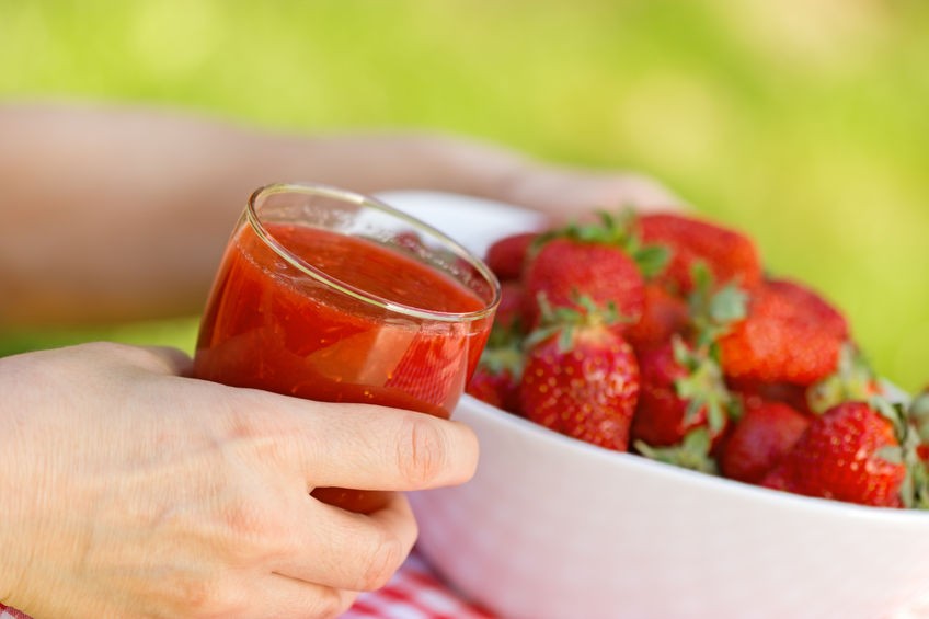 Os 15 benefícios do suco de morango para saúde