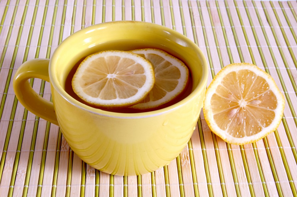 Beneficios de Beber Água Morna com Limão em Jejum