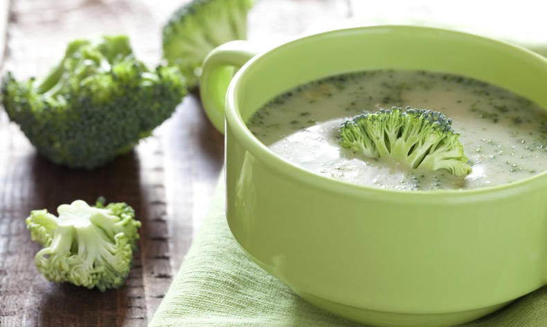 Sopa de brócolis com cenoura para perder peso (e como fazer)