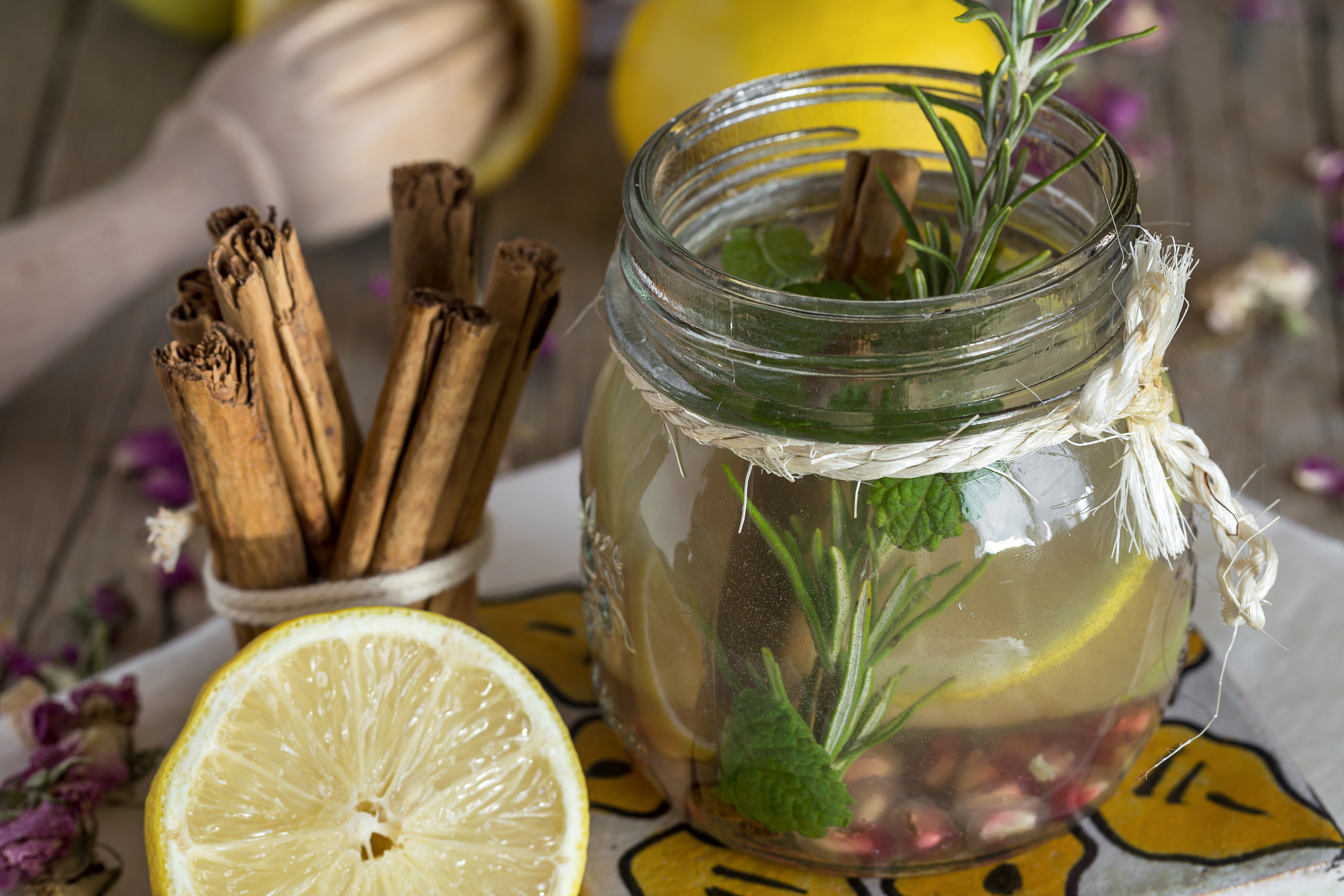 Suco de limão com canela e chá-verde para perder peso (como fazer e receitas)