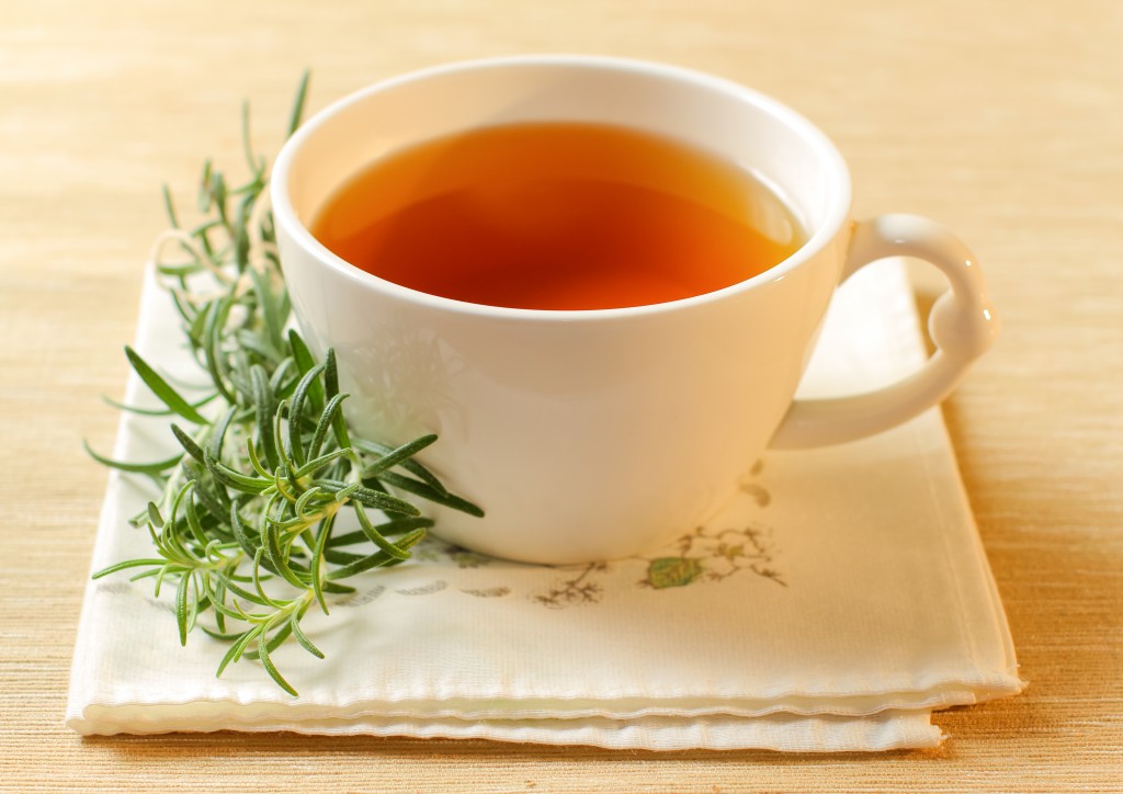 Chá de alecrim com camomila para tratar a artrite (receitas e dicas) 