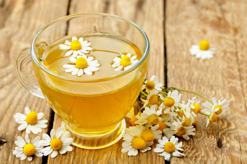 Chá de camomila para aliviar a cólica menstrual: como fazer, receitas e dicas