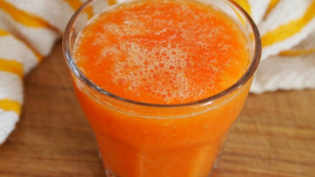 Suco de laranja com mamão e ameixa para melhorar a digestão (e como fazer) 
