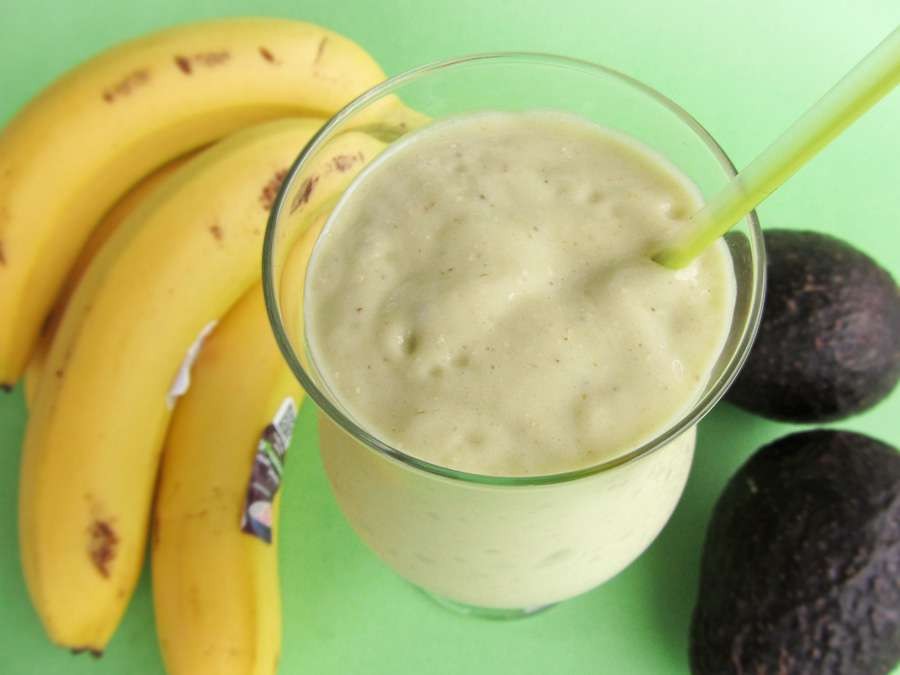 Vitamina de abacate com banana para auxiliar na digestão (e como fazer)