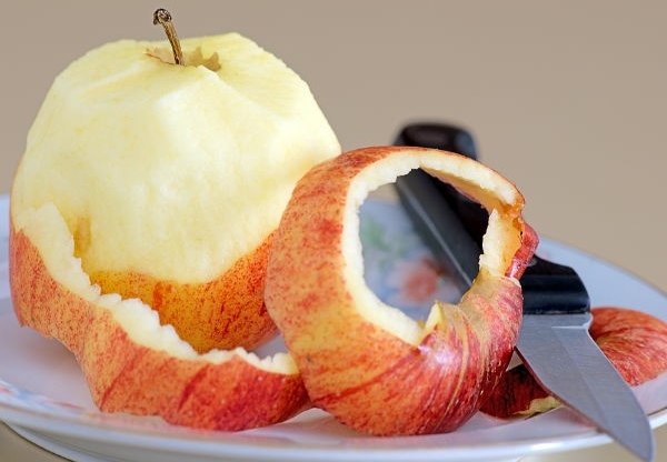 Casca da maçã para que serve? é boa para digestão, diarreia e solta o intestino