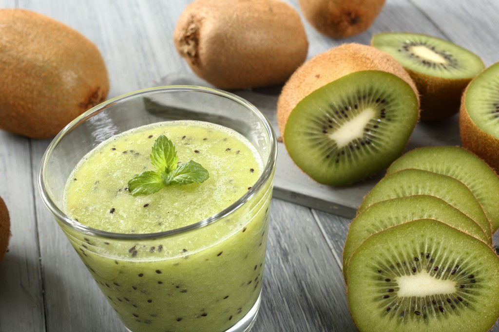Suco de kiwi com laranja e chá verde para eliminar estrias (e como fazer e receitas)