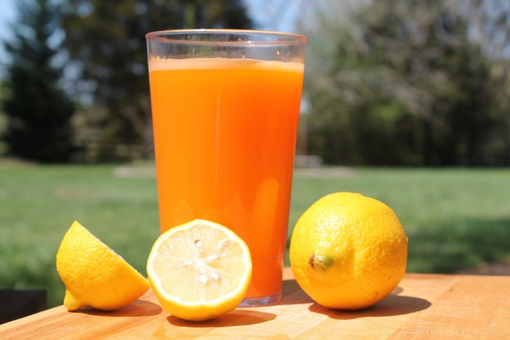 Suco de limão com cenoura e manga para perder peso (e como fazer)