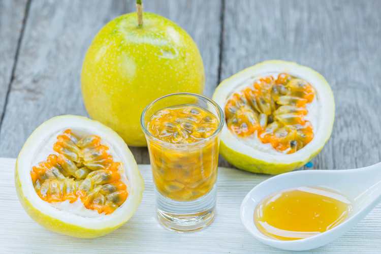 Suco de maracujá com mel para sintomas da menopausa (receitas e dicas)