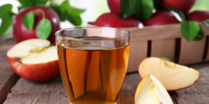 suco detox de maçã e mel para aliviar dores de ulceras