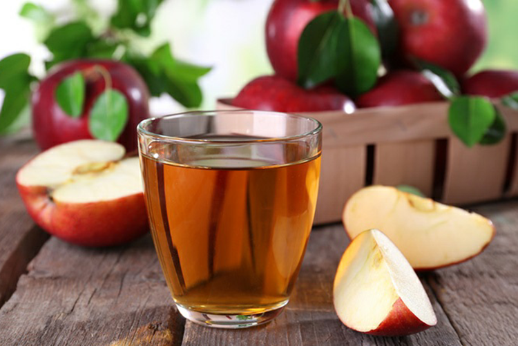 Suco de maçã com mel para aliviar dores de úlceras (receitas e dicas)