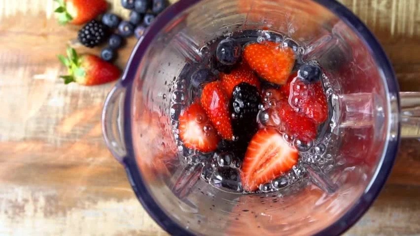 Suco de amora com morango, laranja e água de coco