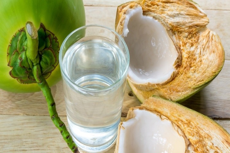 benefícios da água de coco