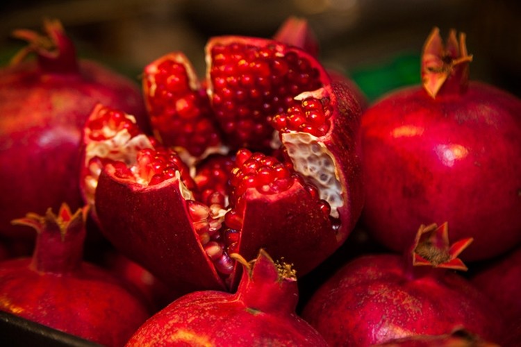 Romã para garganta, pele e aftas: veja os 30 benefícios do fruto