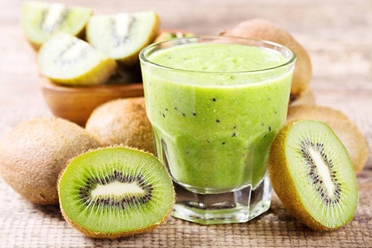 benefícios do suco de kiwi