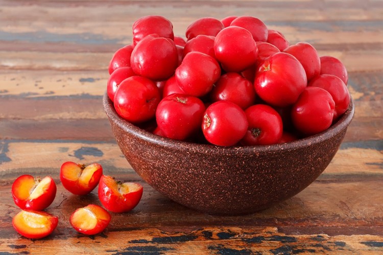 Vitamina de acerola: Engorda? como fazer, benefícios e receita