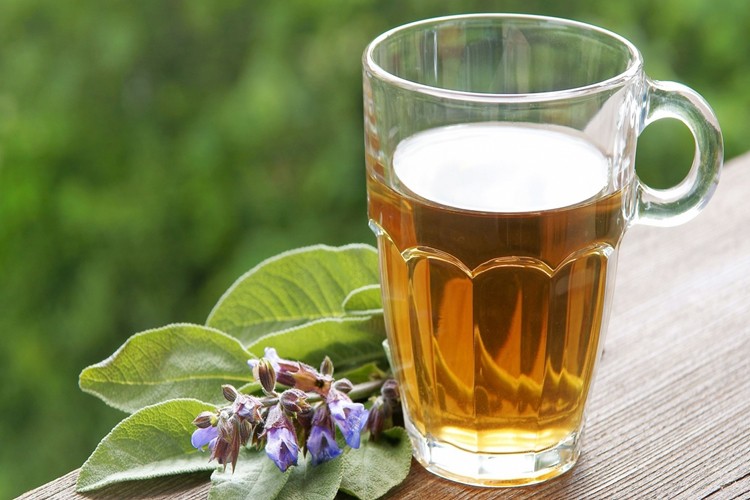 benefícios do chá de confrei para saúde