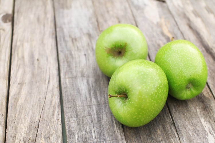 Suco de maçã verde para que serve? é bom para emagrecer e gordura no fígado