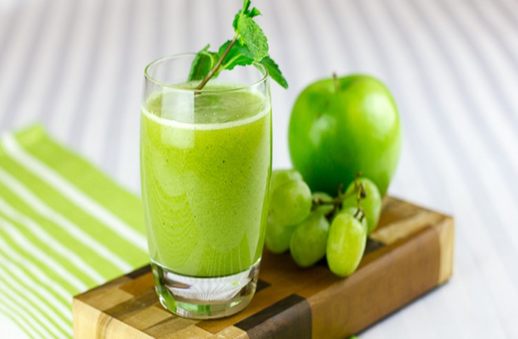 benefícios do suco de maça verde