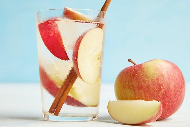 Água de maçã é boa para emagrecer, pele e cabelo: veja os 15 benefícios
