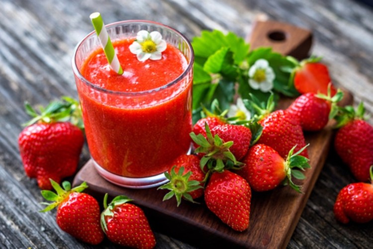 suco para desintoxicar de morango
