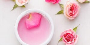 beneficios da agua de rosa