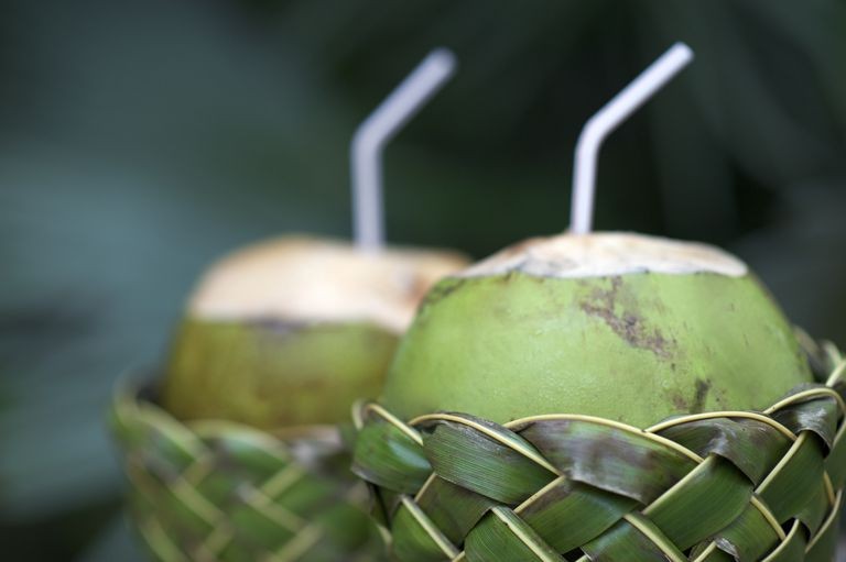 benefícios da agua de coco