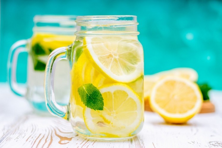 Dieta da água com limão: Funciona? benefícios e receitas