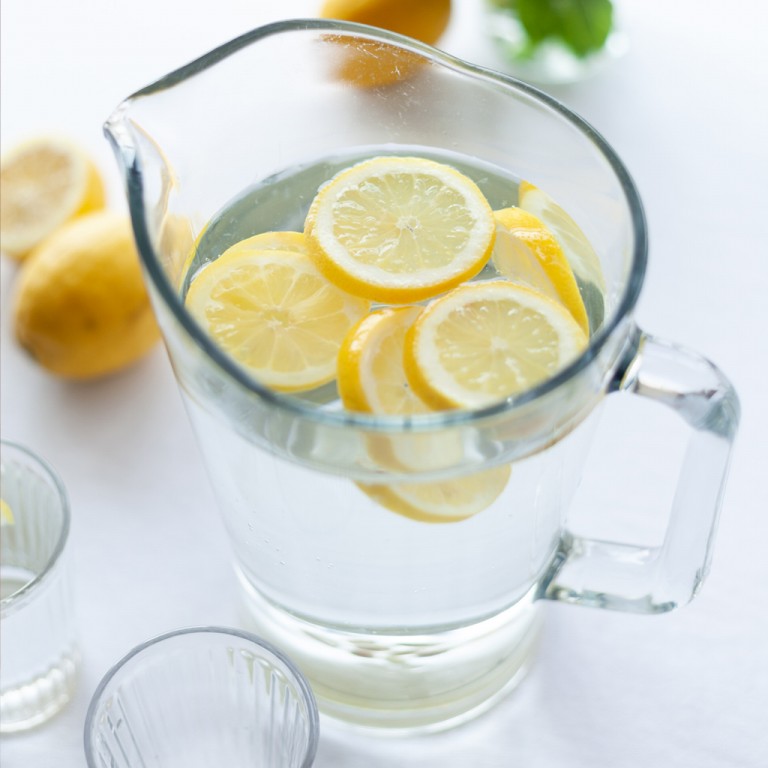 Dieta da água com limão: Funciona? benefícios e receitas