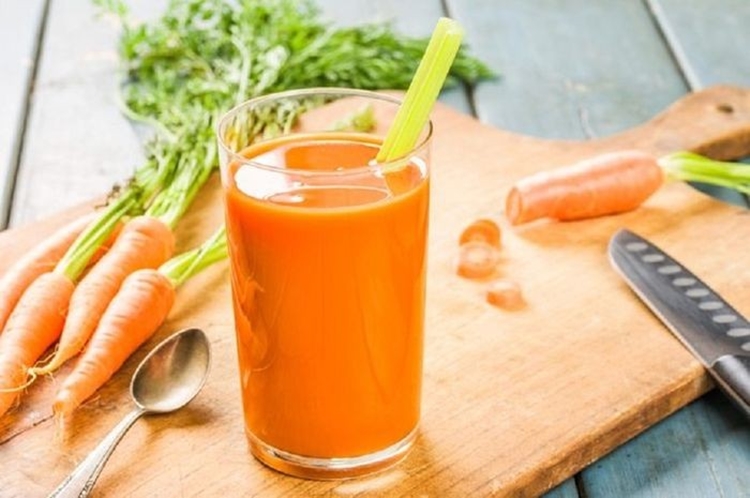 Benefícios do suco de cenoura para saúde