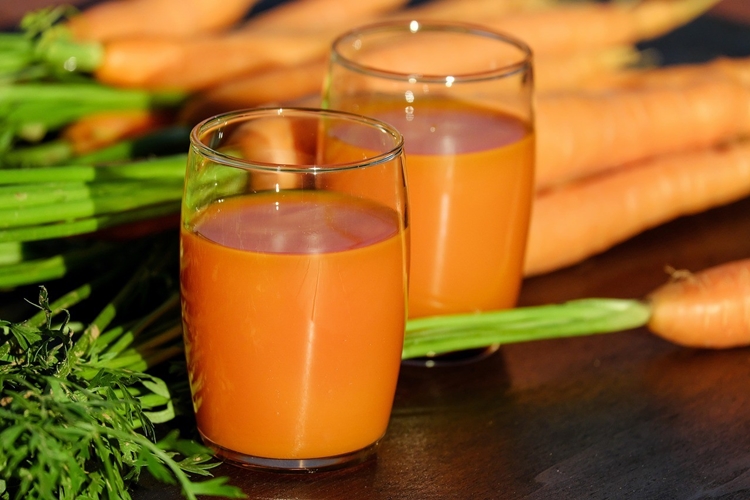 Suco de cenoura é bom para emagrecer, pele e cabelo: veja os 40 benefícios