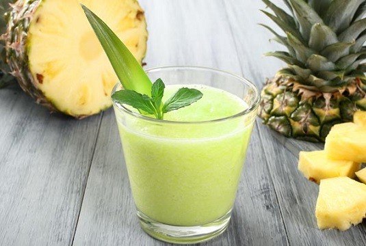 suco verde de aipo e abacaxi para perder peso