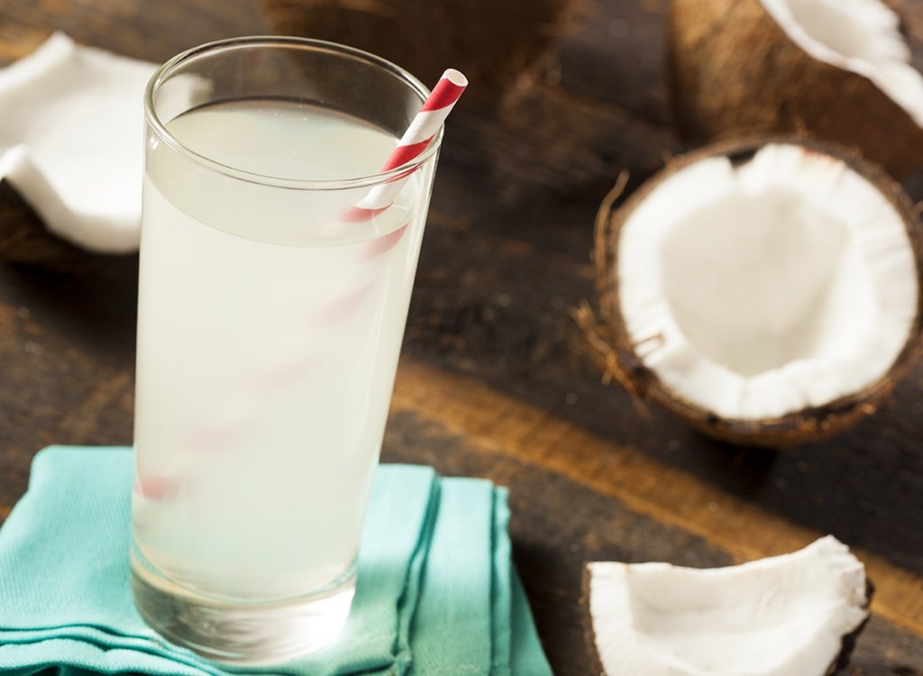 agua de coco ajuda aliviar os sintomas de resfriado