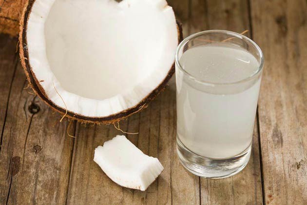 água de coco para tratar dor de estomago