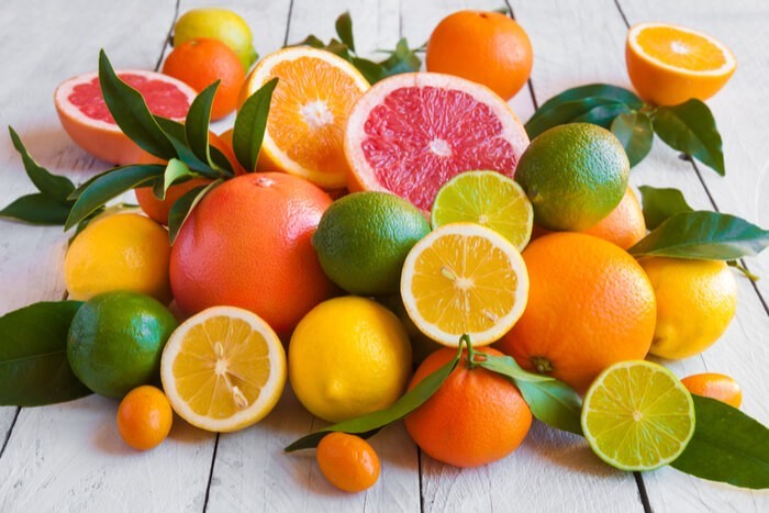 frutas cítricas causam mau hálito