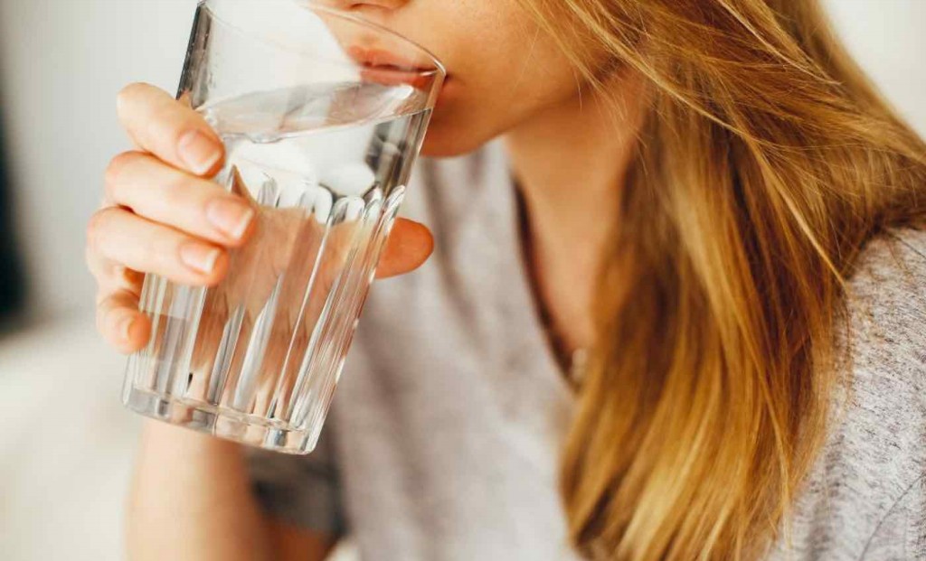 beba agua para reduzir a inflamacao intestinal