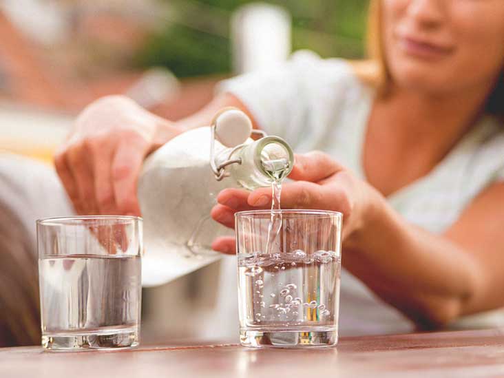 bebendo pouca água em casa