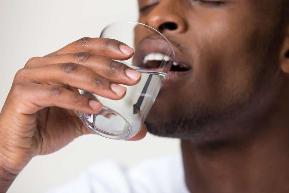 beber apenas água é um dos mitos causadores de aumento do peso