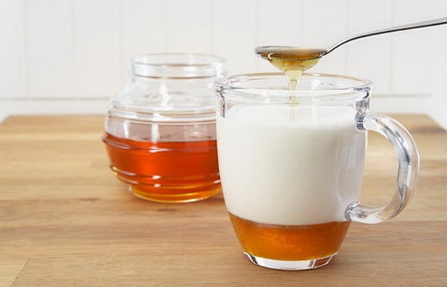 beber leite morno e mel para tratar insonia