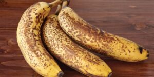 beneficios de comer banana com a casca manchada