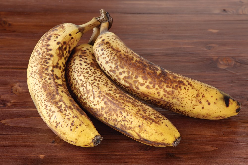 beneficios de comer banana com a casca manchada