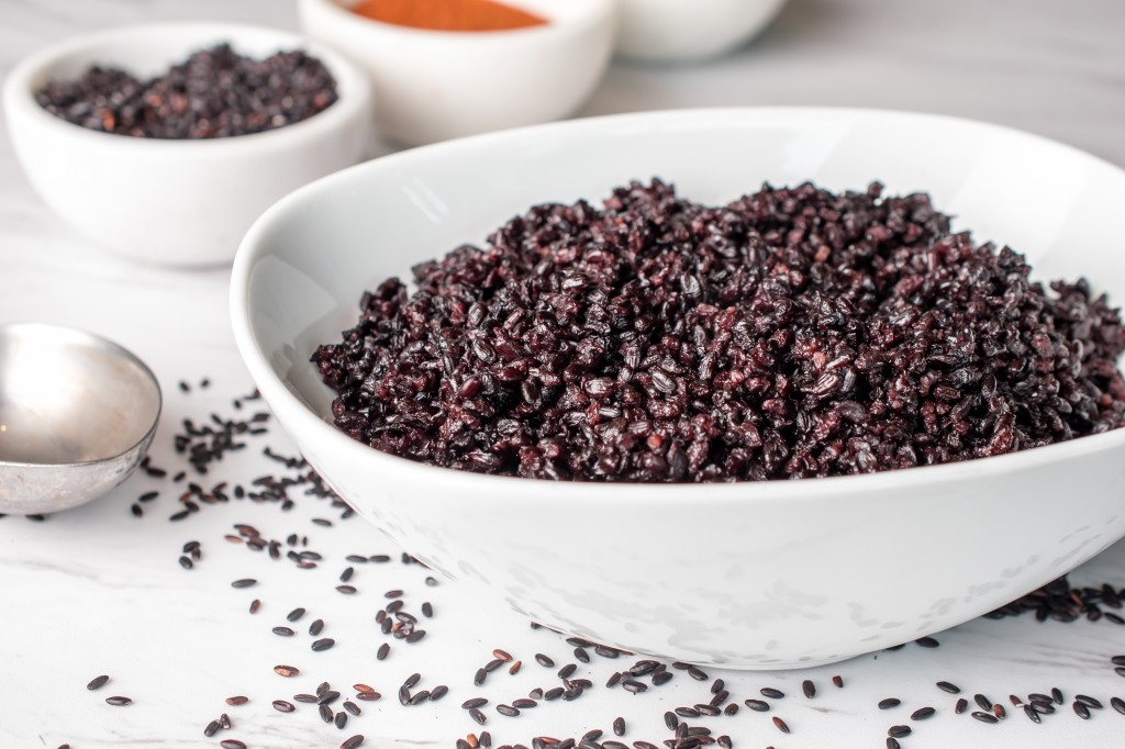 um dos benefícios do arroz preto é aumentar a ingestão de nutrientes