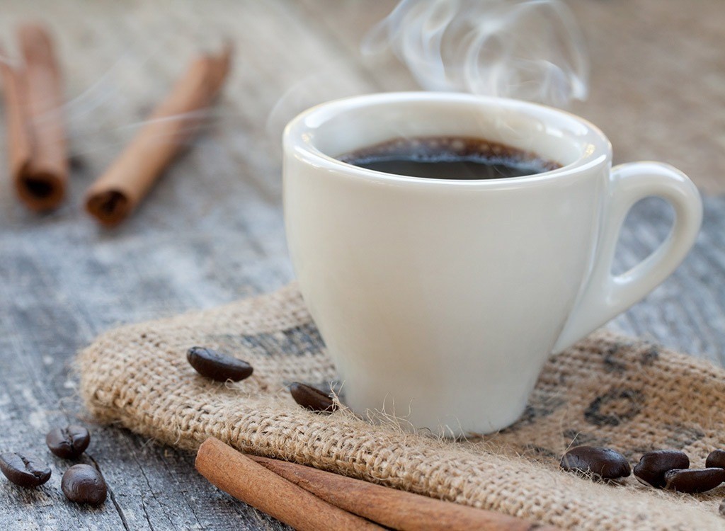 cafe e um dos alimentos que podem manchar os dentes