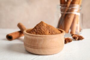 Suco de gengibre com canela e anis-estrelado para tratar a gripe (como usar e dicas)