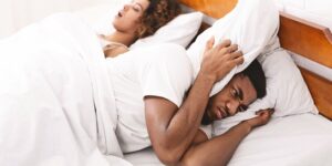 maneiras práticas para parar de roncar naturalmente